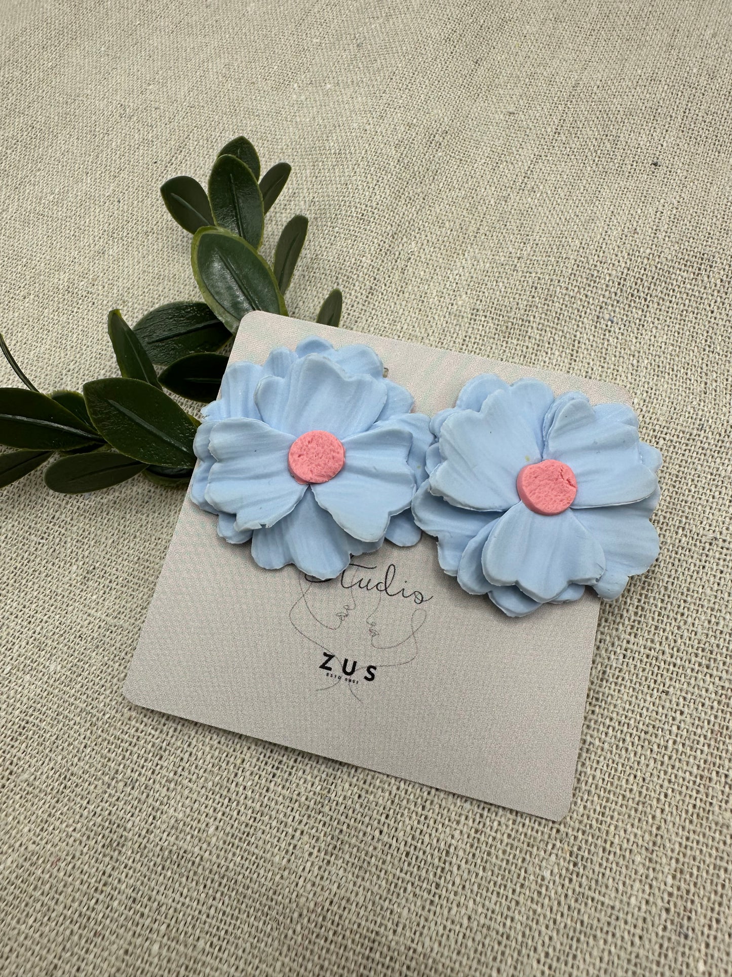Sky Bloom – blauwe bloem oorbellen fris
