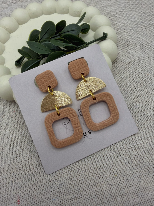 Noor – almond handgemaakte oorbellen met goud detail