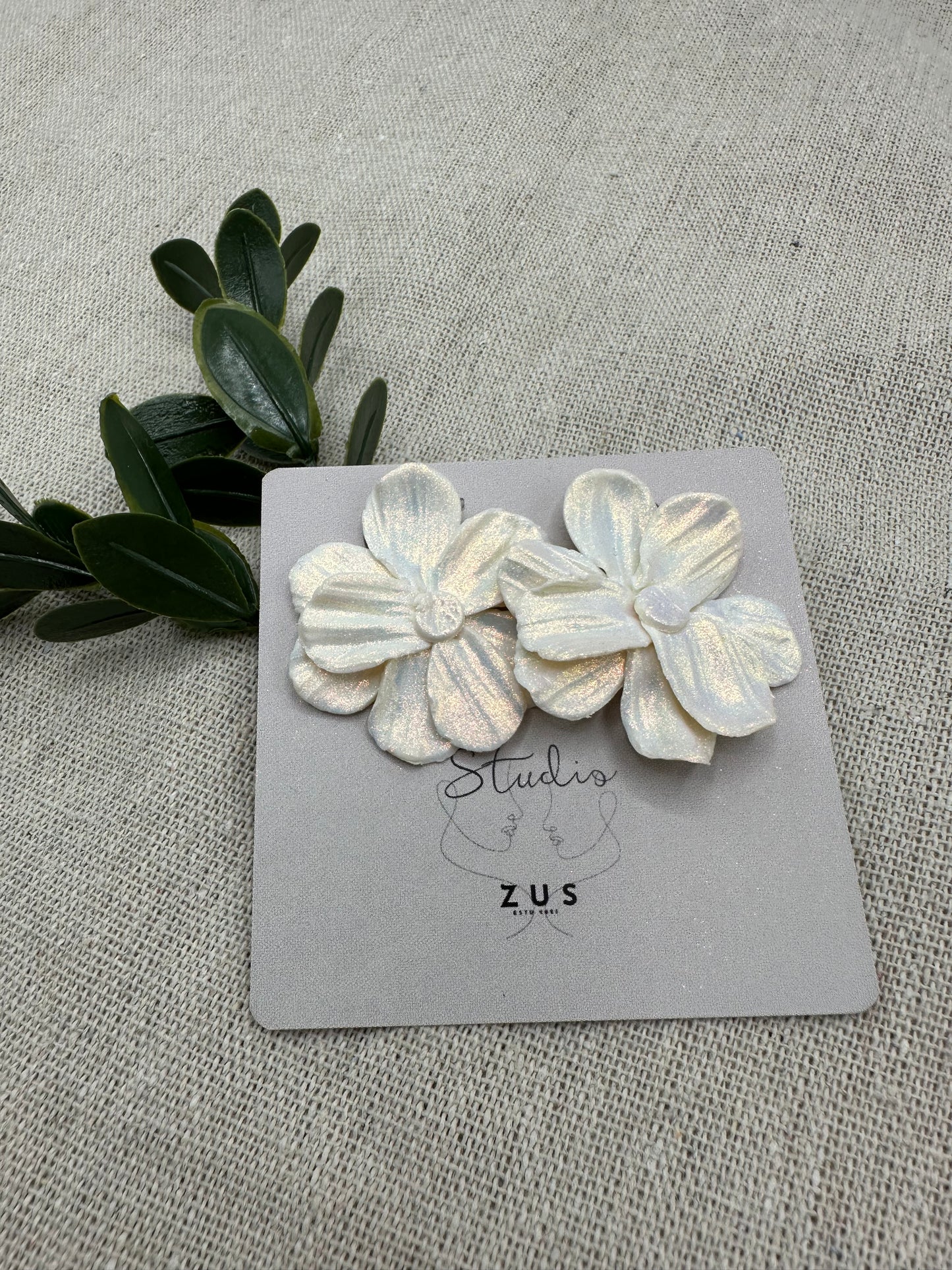 Pearl Bloom – parelmoer bloem oorbellen elegant