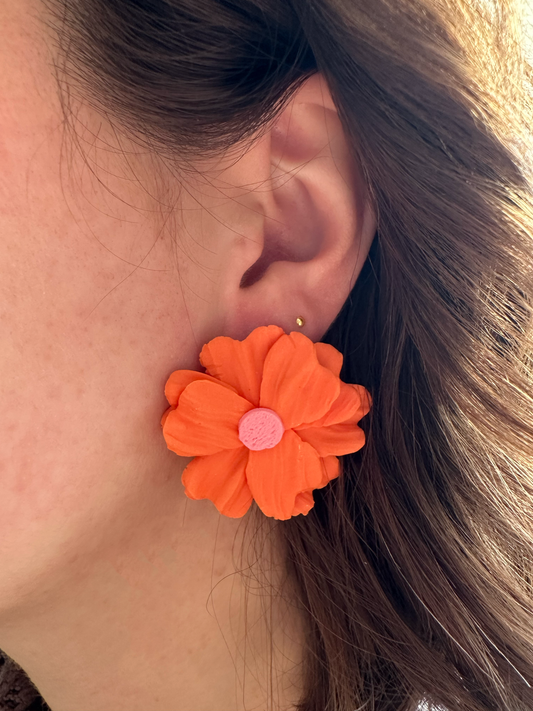 Coral Bloom – oranje bloem oorbellen speels
