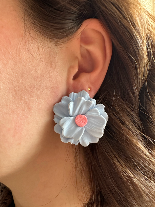 Sky Bloom – blauwe bloem oorbellen fris