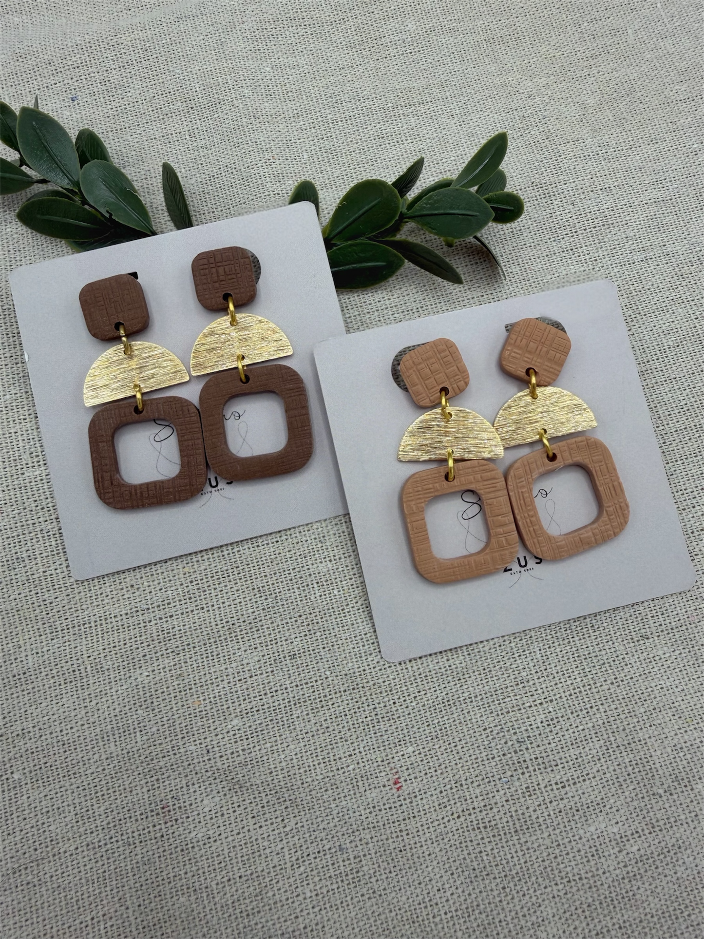 Noor – almond handgemaakte oorbellen met goud detail