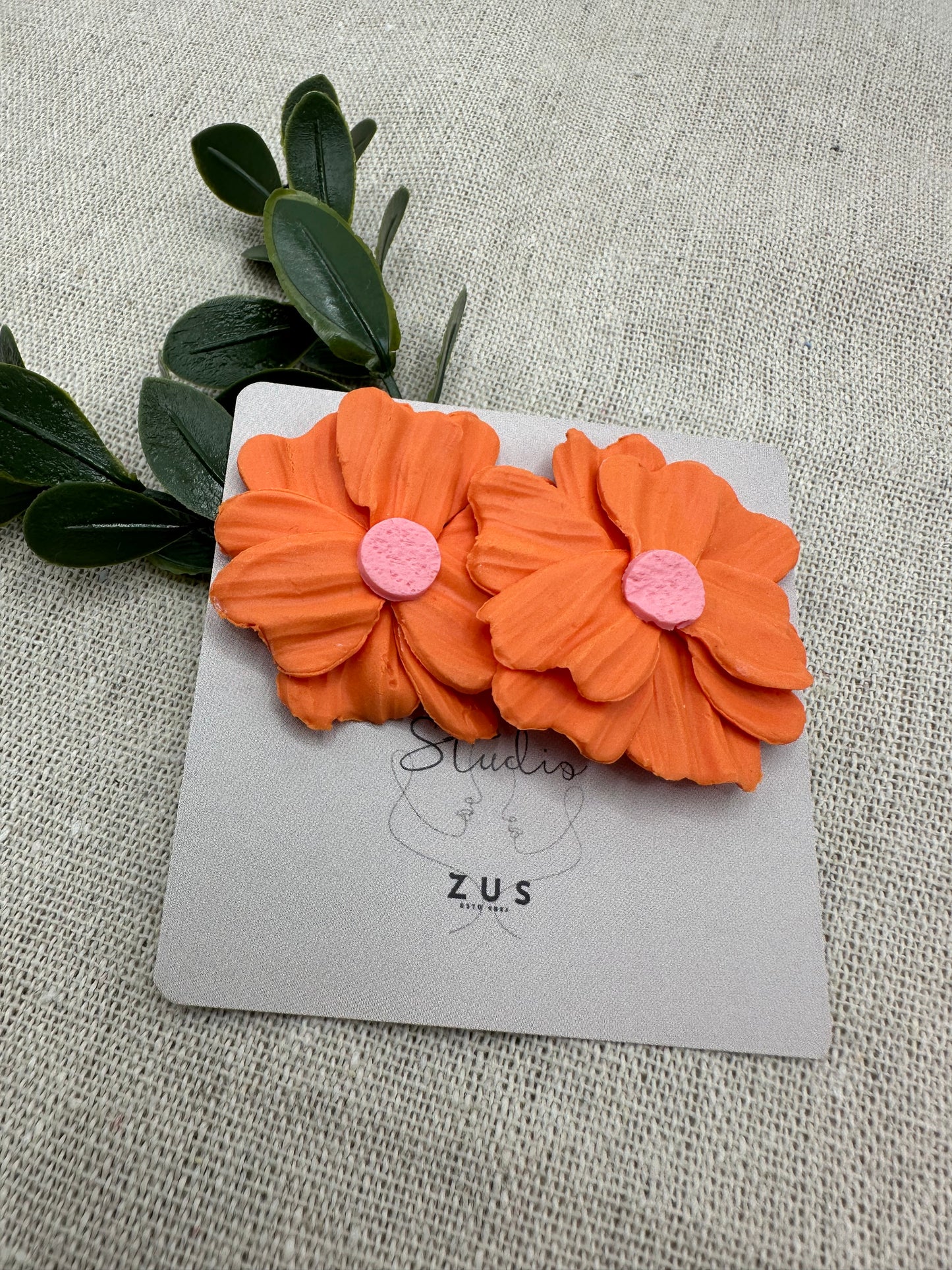 Coral Bloom – oranje bloem oorbellen speels
