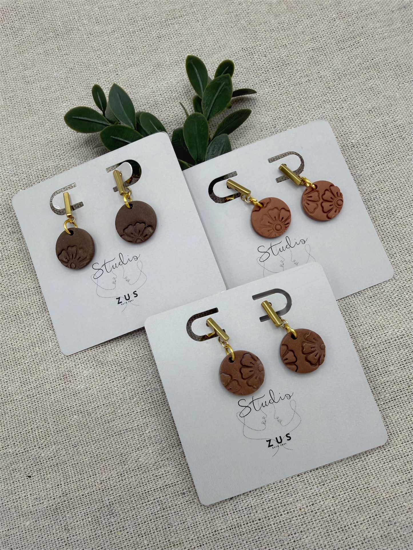 Senna – espresso minimalistische oorbellen van polymeerklei