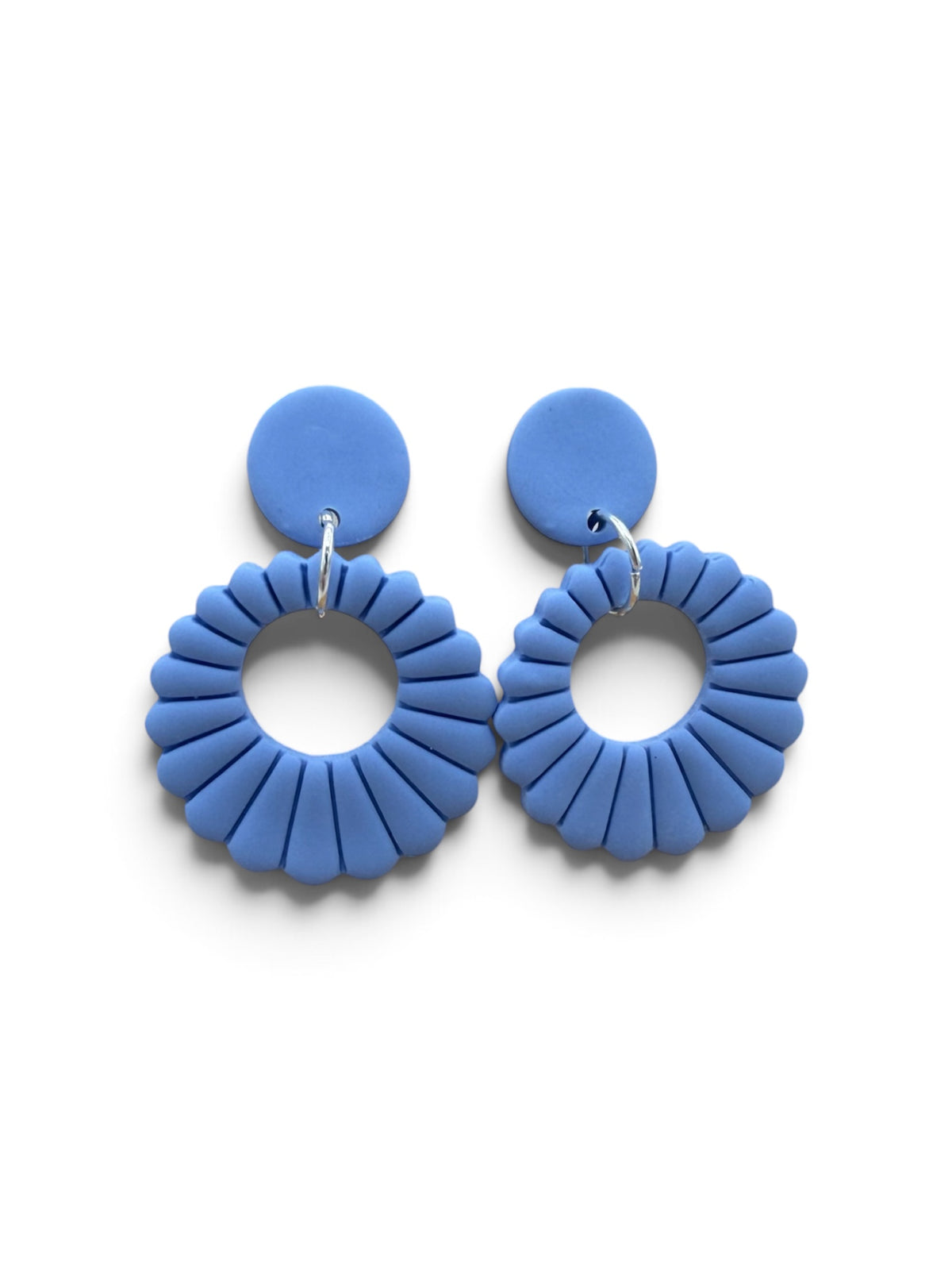 Liva Poeder – blauwe statement oorbellen