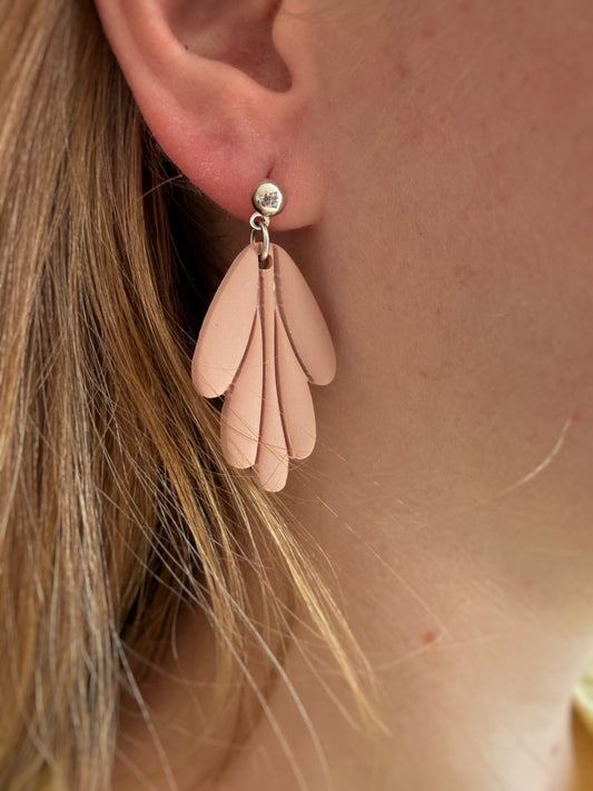 handgemaakte oorbellen beige nova