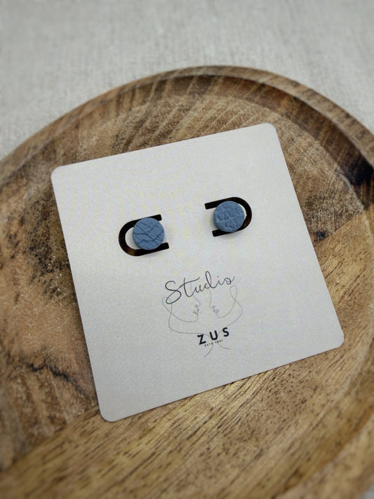 Sophie Denim – minimalistische oorbellen van polymeerklei