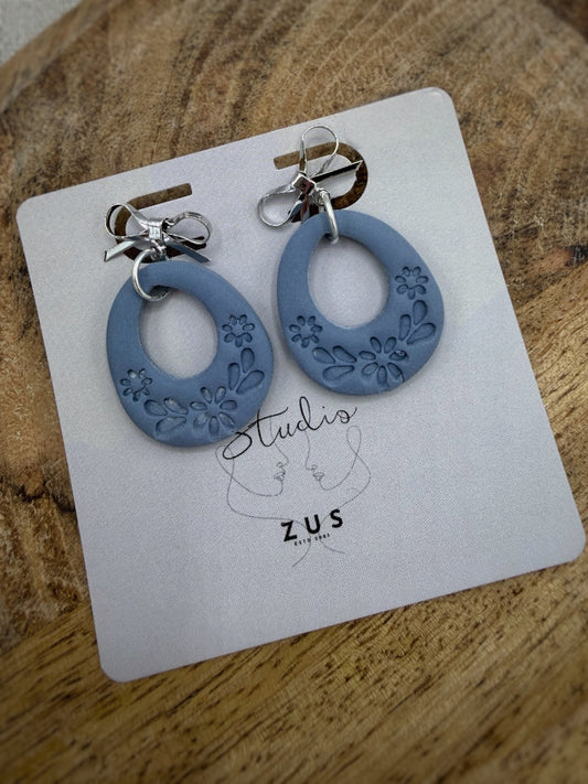 Jasmijn Denim – blauwe oorbellen van polymeerklei