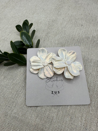 Pearl Bloom – parelmoer bloem oorbellen elegant