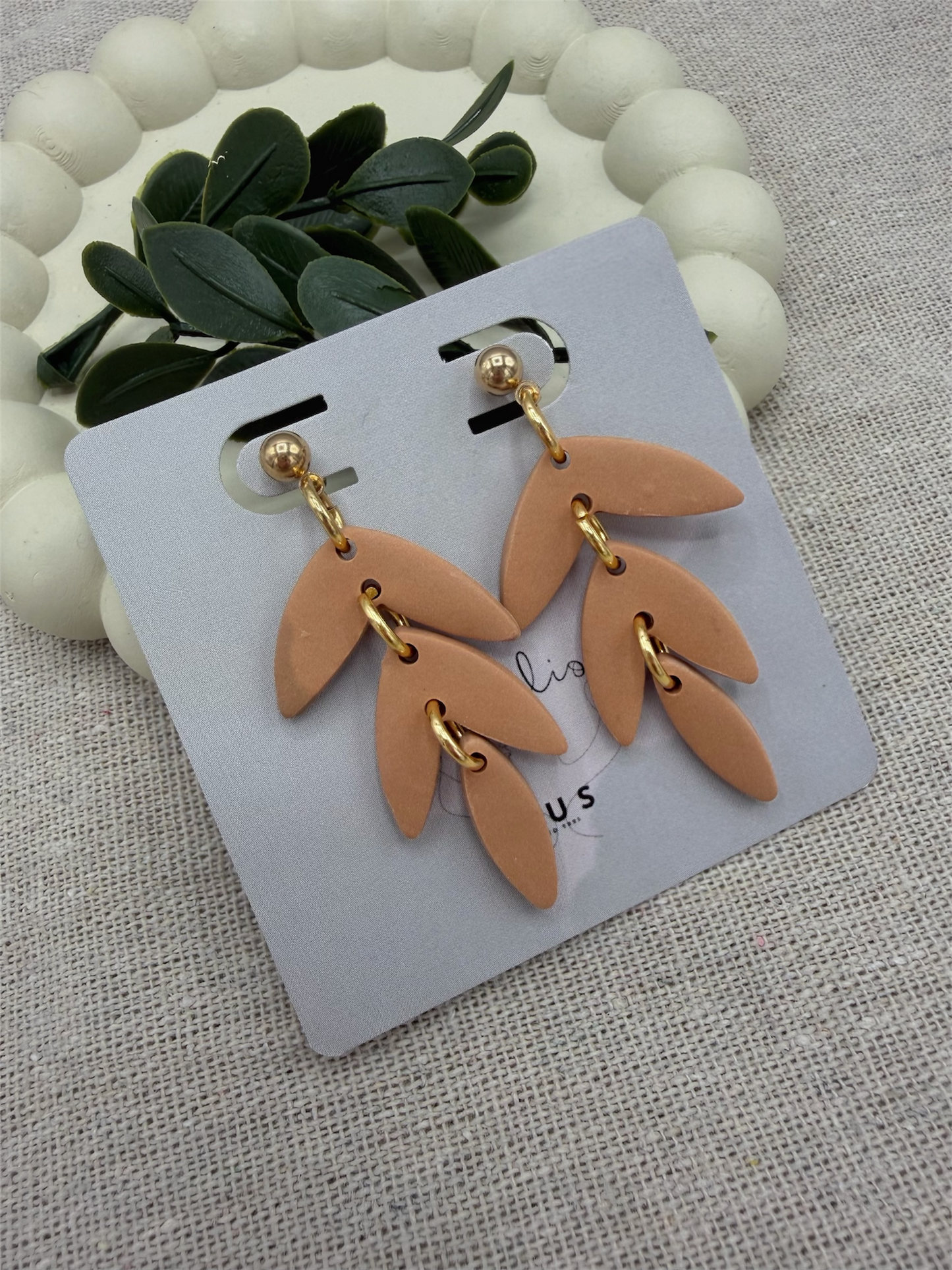 Merel – almond lichtgewicht statement oorbellen