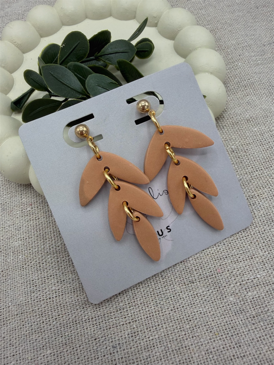 Merel – almond lichtgewicht statement oorbellen