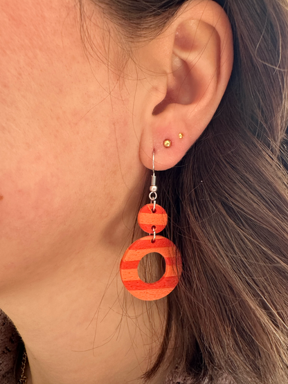 Orange Crush Hoops – gestreepte statement oorbellen
