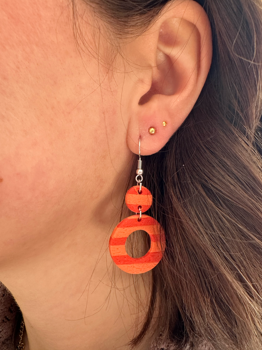 Orange Crush Hoops – gestreepte statement oorbellen