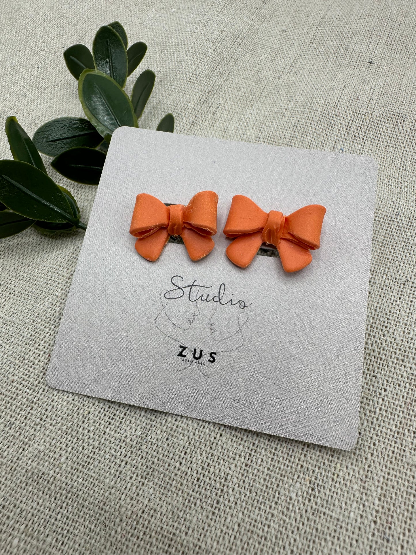 Royal Bow Apricot Clay  - Oranje statement oorbellen