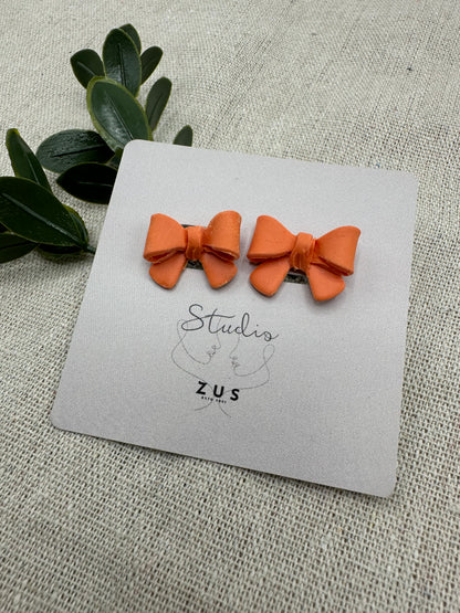 Royal Bow Apricot Clay  - Oranje statement oorbellen