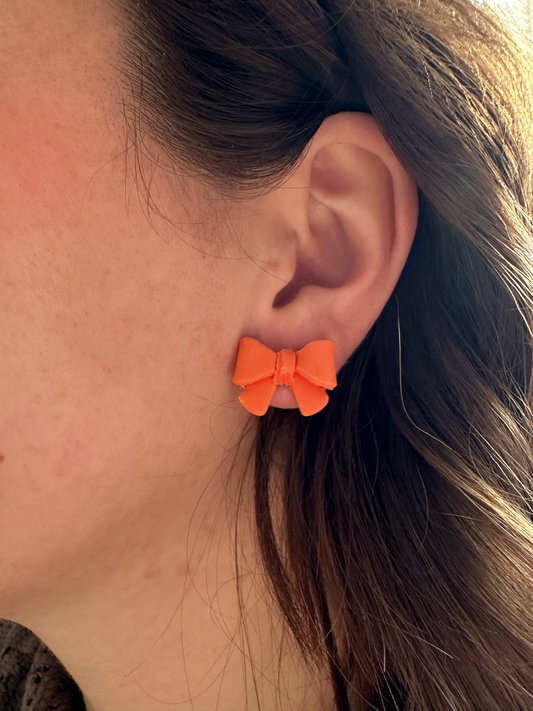 Royal Bow Apricot Clay  - Oranje statement oorbellen