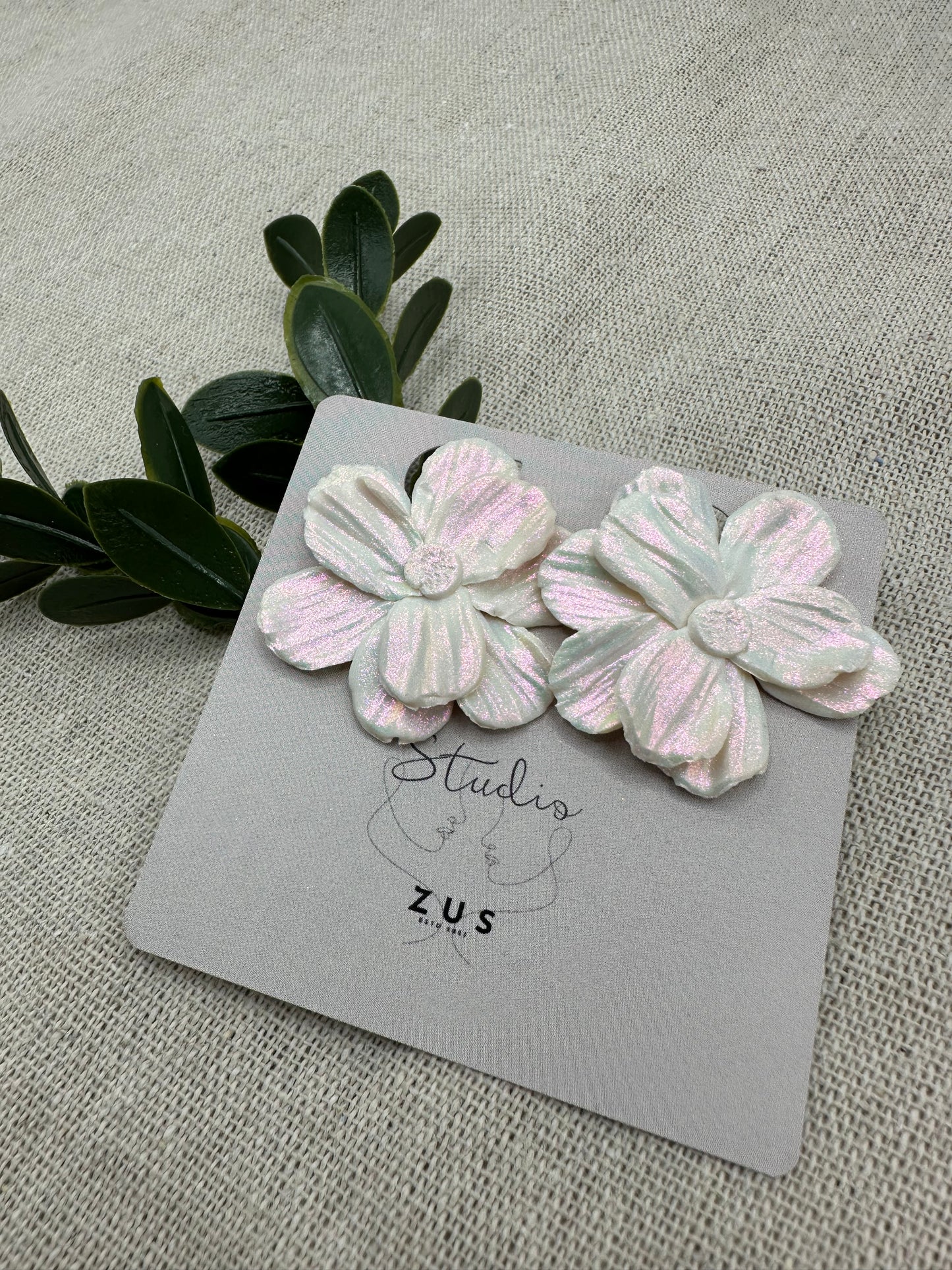 Pearl Bloom – parelmoer bloem oorbellen elegant