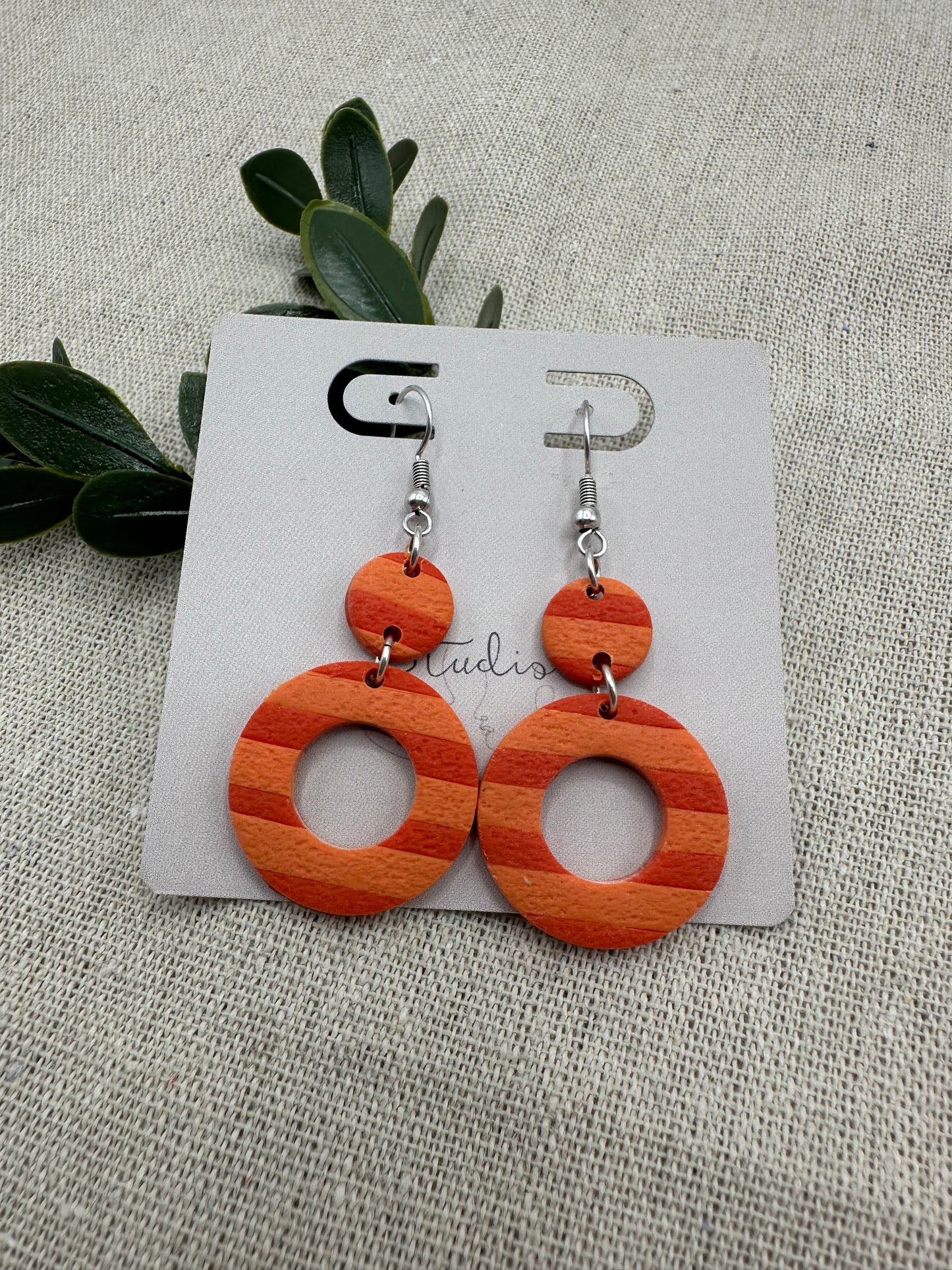 Orange Crush Hoops – gestreepte statement oorbellen