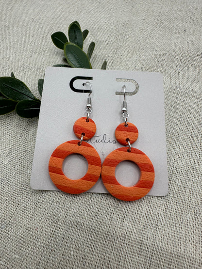 Orange Crush Hoops – gestreepte statement oorbellen