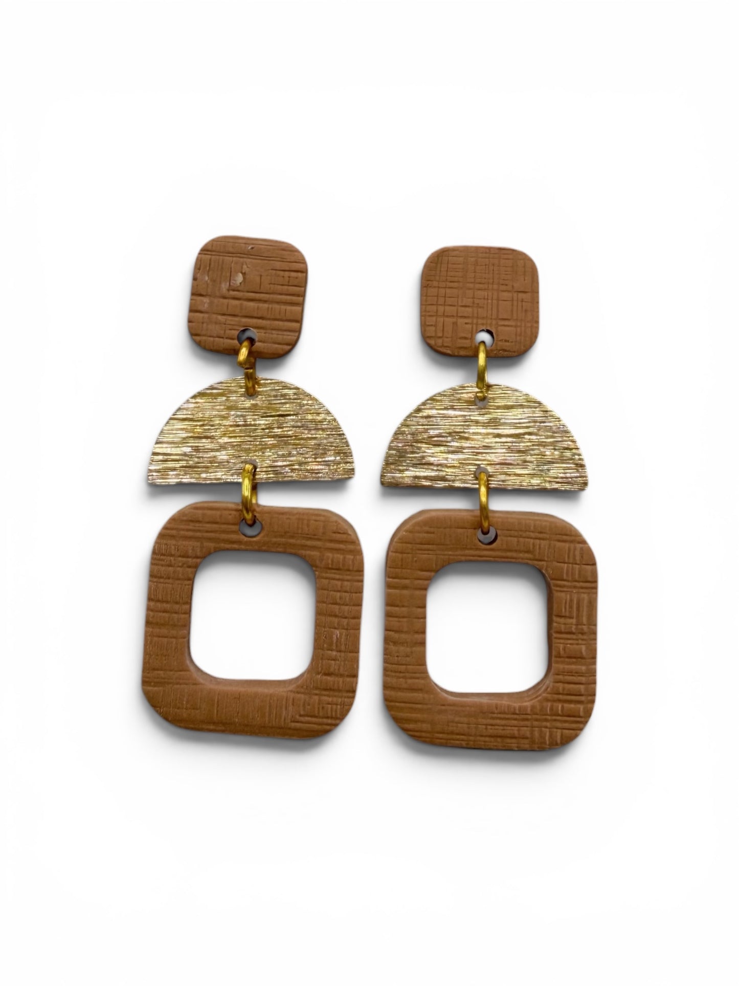 Noor – almond handgemaakte oorbellen met goud detail