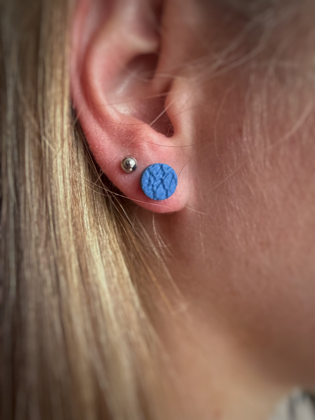 Sophie Diepblauw – blauwe oorstekers van polymeerklei