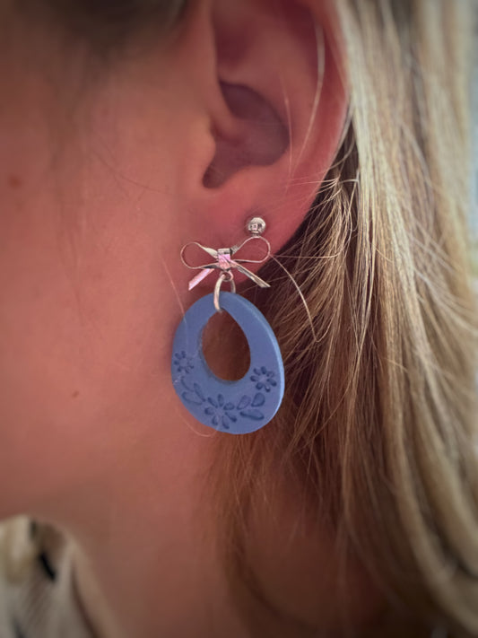 Jasmijn Denim – blauwe oorbellen van polymeerklei