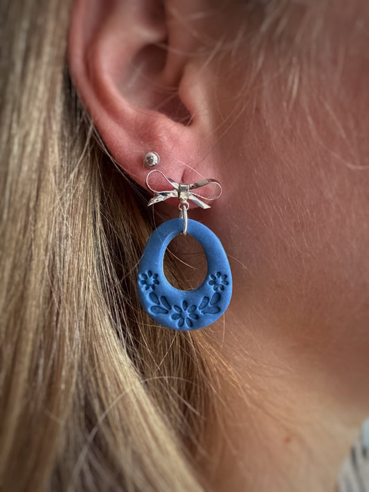 Jasmijn Vintage Blauw – handgemaakte oorbellen met bloemen