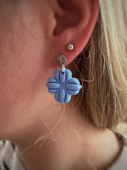 Elise Poeder – blauwe bloem oorbellen