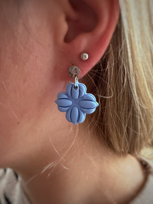 Elise Poeder – blauwe bloem oorbellen