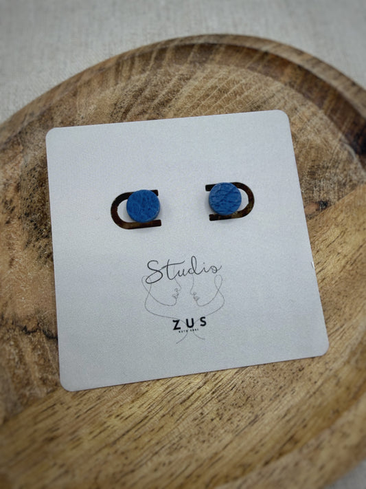 Sophie Diepblauw – blauwe oorstekers van polymeerklei