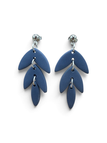 Merel Denim – blauwe statement oorbellen van polymeerklei