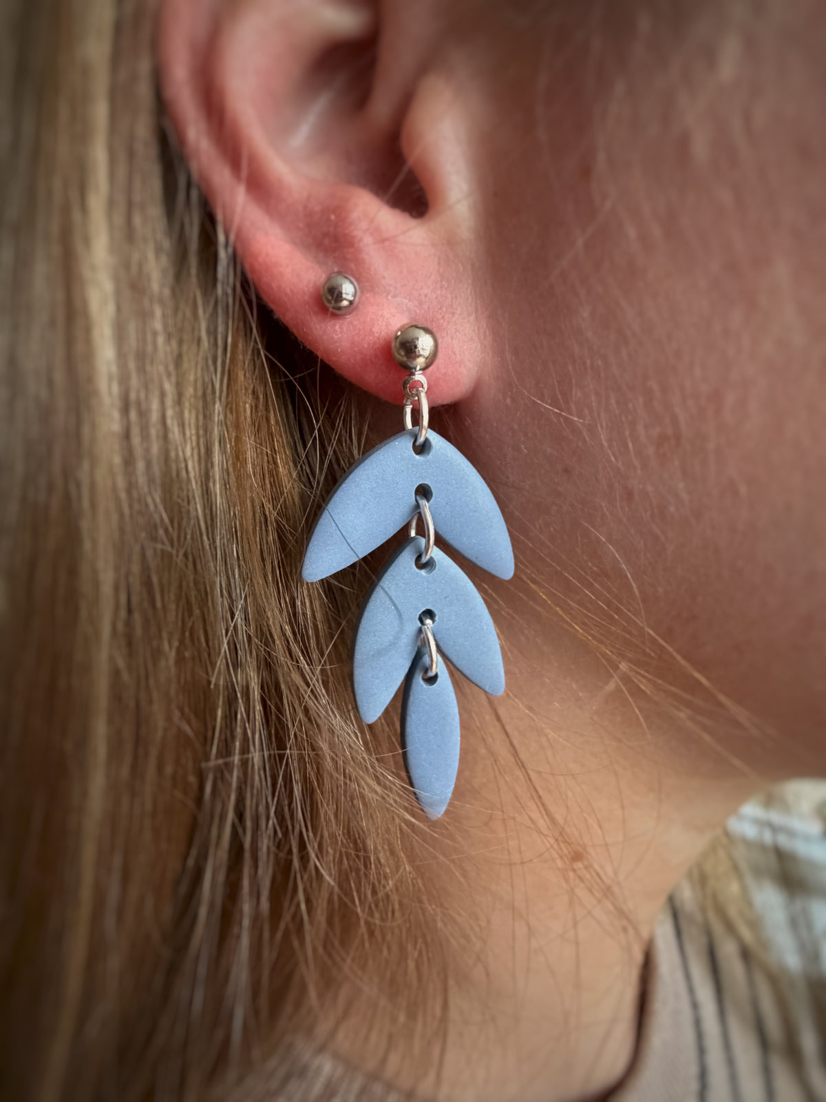 Merel Denim – blauwe statement oorbellen van polymeerklei