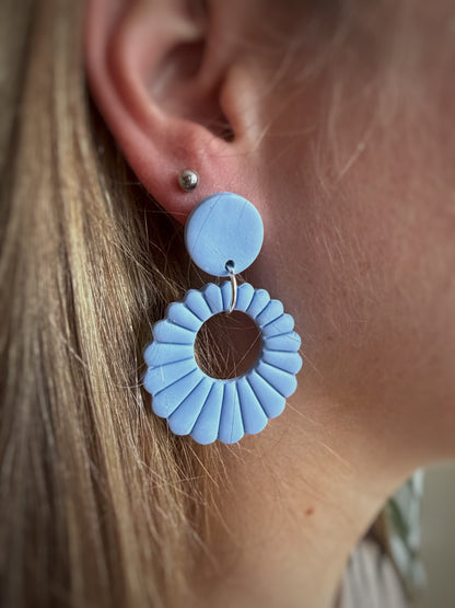 Liva Poeder – blauwe statement oorbellen