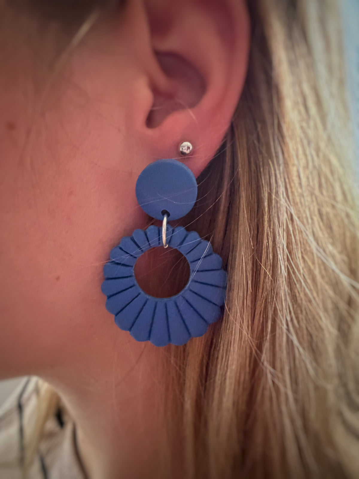 Liva Diepblauw – opvallende blauwe oorbellen