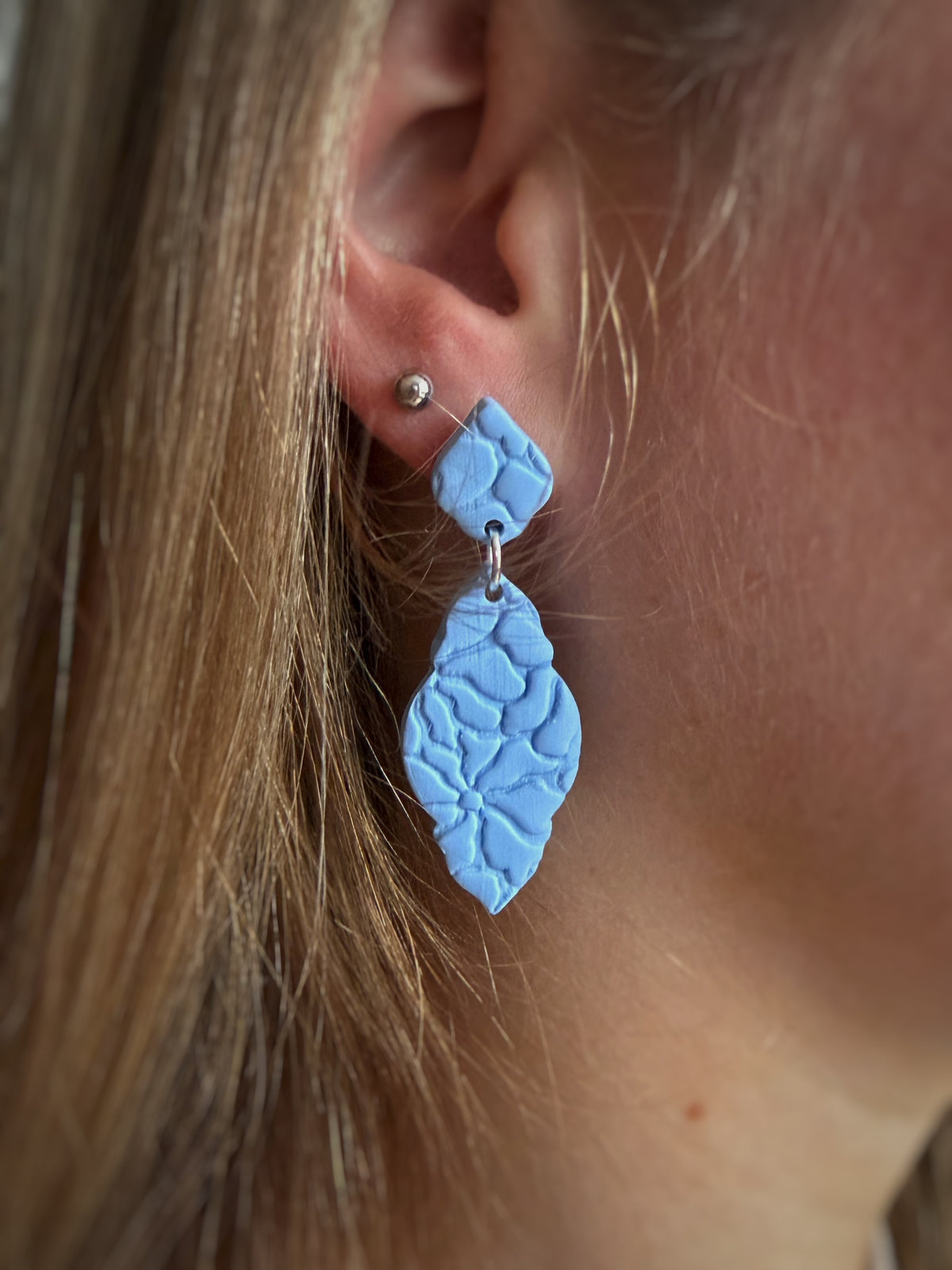 Evi Poeder – lange blauwe oorbellen van polymeerklei