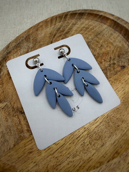Merel Denim – blauwe statement oorbellen van polymeerklei