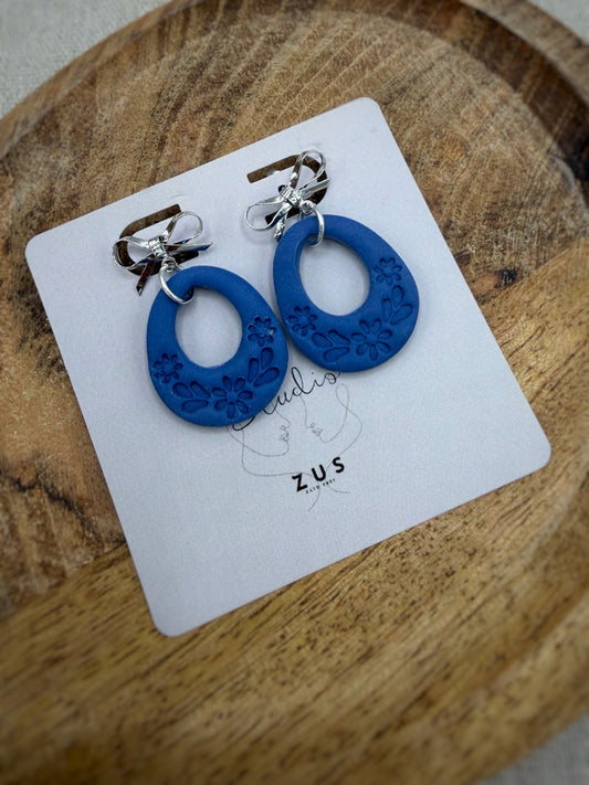 Jasmijn Vintage Blauw – handgemaakte oorbellen met bloemen