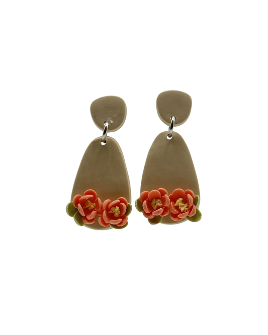 Flora – peach bloem oorbellen zacht en zomers