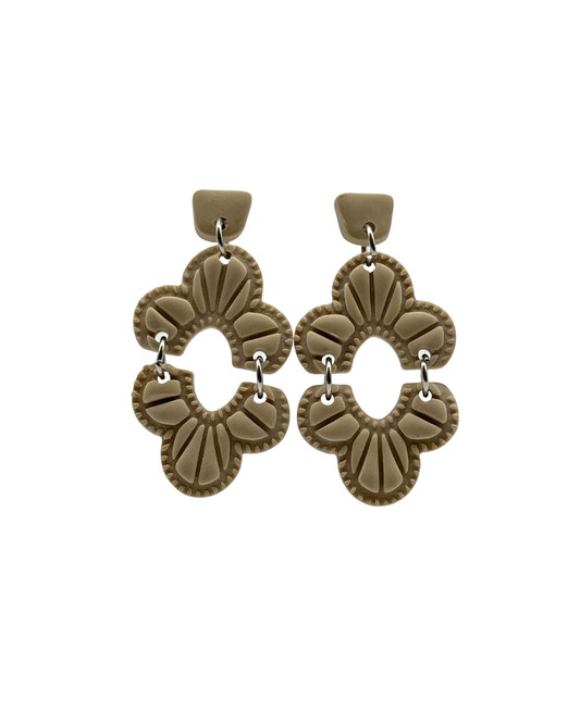 Vera – beige statement oorbellen tijdloos en zacht