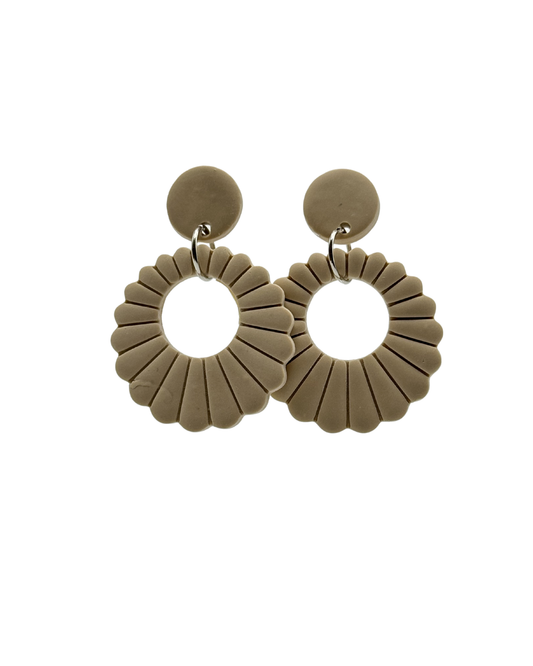 Liva – beige oorbellen subtiel en lichtgewicht