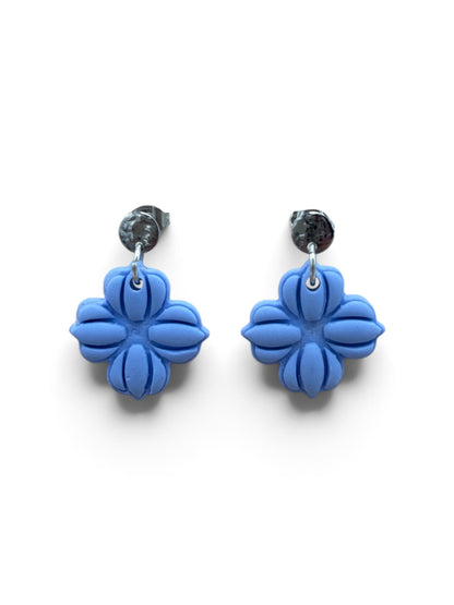 Elise Poeder – blauwe bloem oorbellen