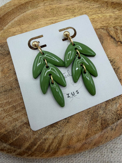 Merel Olive – lange olijfgroene oorbellen