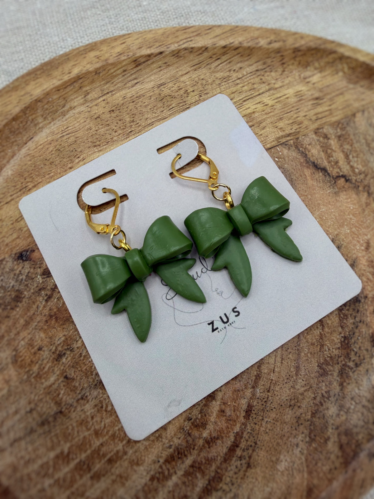 Claire Olive – olijfgroene strik oorbellen