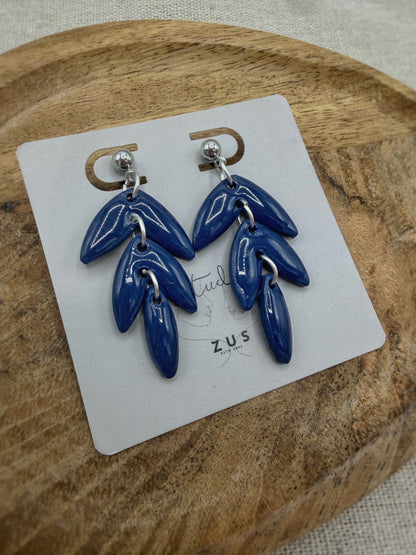 Merel Navy – lange donkerblauwe oorbellen