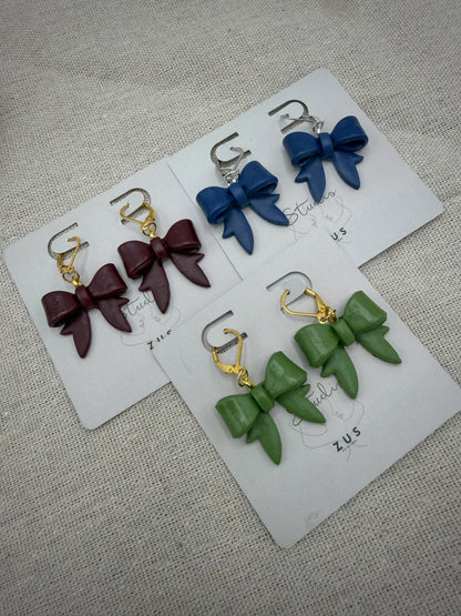 Claire Navy – donkerblauwe strik oorbellen