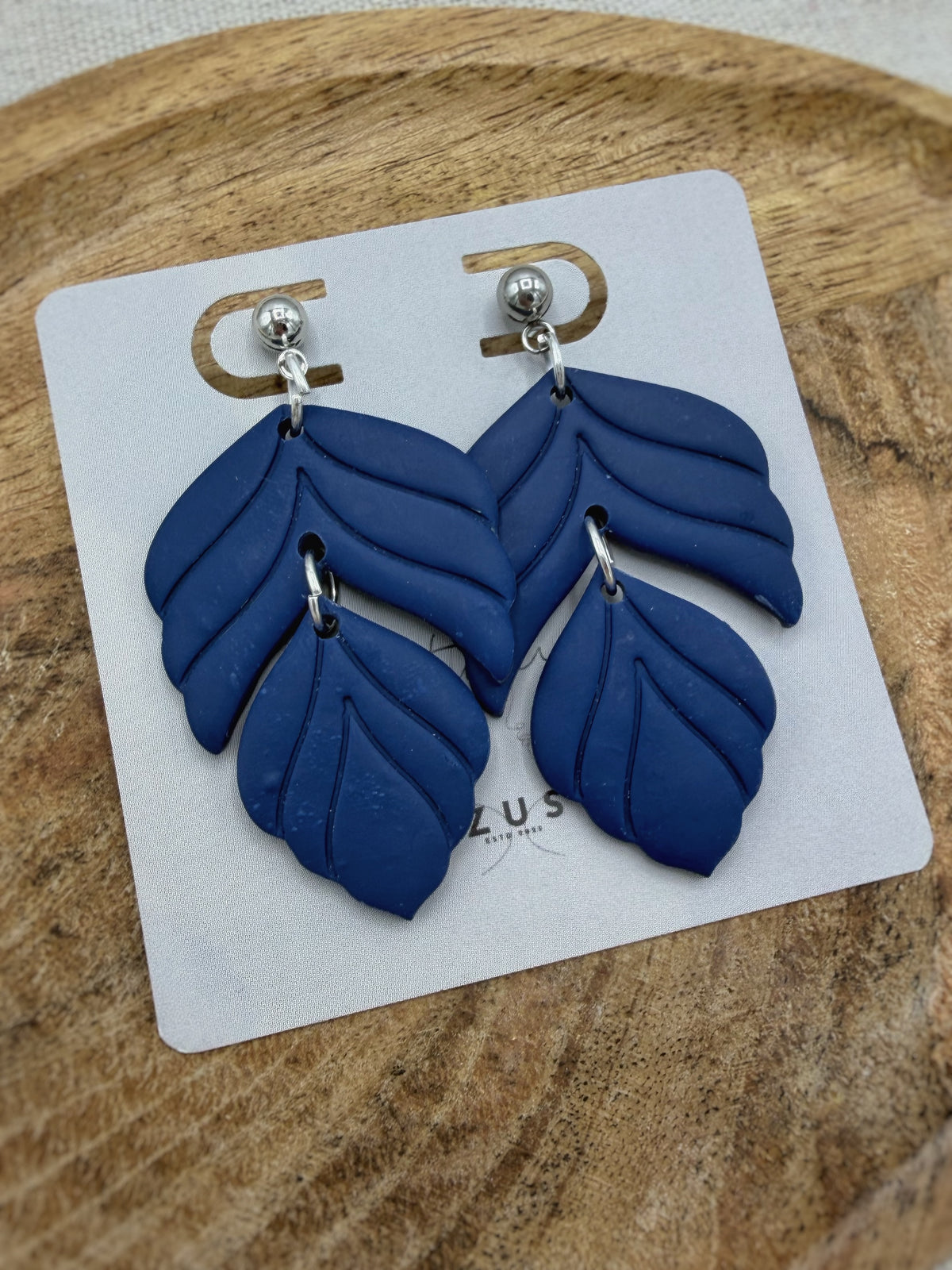Linde Navy – donkerblauwe statement oorbellen