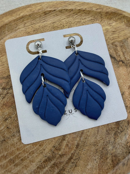 Linde Navy – donkerblauwe statement oorbellen