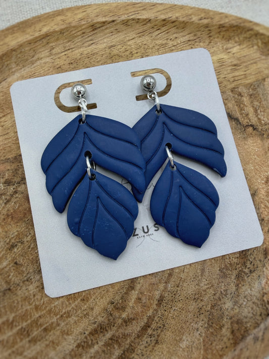 Linde Navy – donkerblauwe statement oorbellen