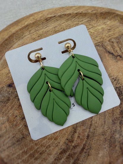 Linde Olive – olijfgroene statement oorbellen