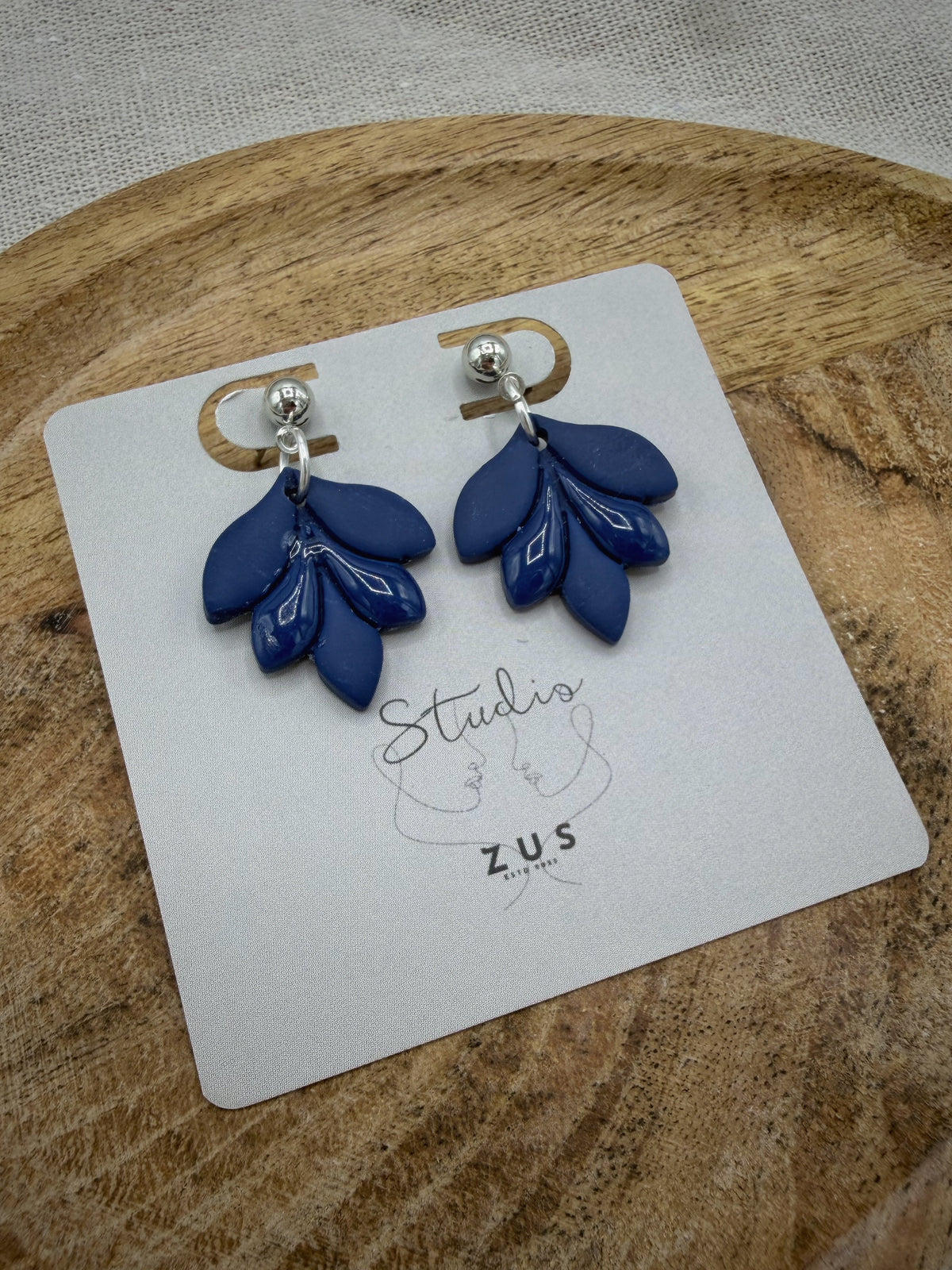 Fien Navy – donkerblauwe oorbellen met bladeren